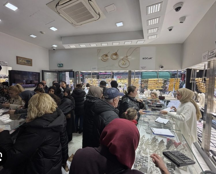 orhankls's tweet photo. Kuyumcularda sıra var. Sokaklar, alışveriş merkezleri insan yığınlarıyla dolu. Mesai saatlerinde caddelere taşan kalabalık, omuz omuza kaldırımlarda yürüyor. Doğal olarak zihinlerdeki en önemli soru: Ne zaman bu kadar zengin olduk? https://t.co/awmjWmw1Ar