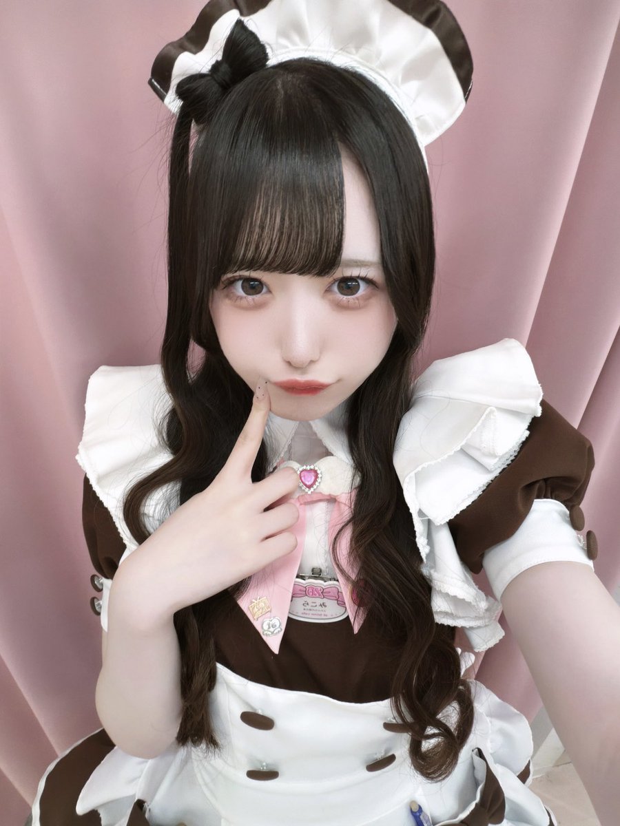 maid_mikola's tweet photo. あっとほぉーむカフェの良いところ：頭にりぼんを生やして貰える https://t.co/0Rvoa6x5bY