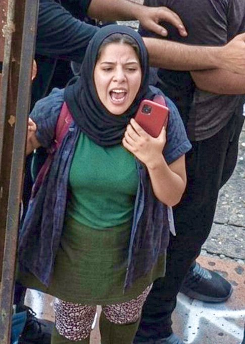 GusandesGus's tweet photo. aqui ZURDA fetida y violenta, que agredio a trabajador de la u san sebastian cobardemente, , ingreso violando la entrada de la universidad, , esta fetida golpeo a un trabajador que solo cumplia con su trabajo, basta de zurdos abusadores y nauseabundos,  no mas violentistas zurdo https://t.co/0EZpv0eT49