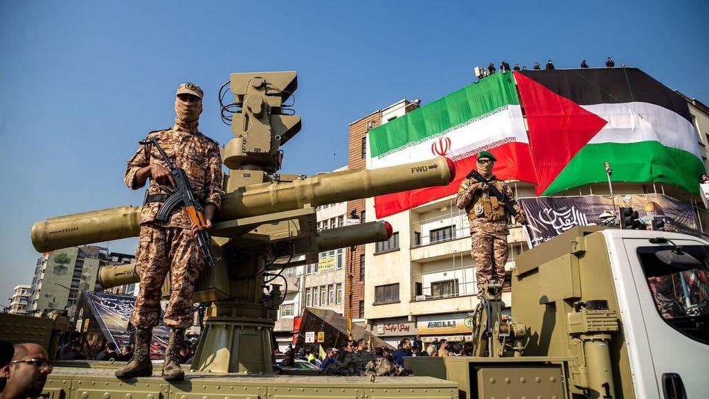 L'IRAN CHIEDE AI CIVILI DI LASCIARE LE AREE DOVE SONO STANZIATE LE FORZE STATUNITENSI

L'IRGC ha esortato i civili della regione a evacuare le aree in cui gli Stati Uniti hanno stanziato le loro forze, affermando di essere "obbligato" ad attaccare le forze statunitensi "ovunque