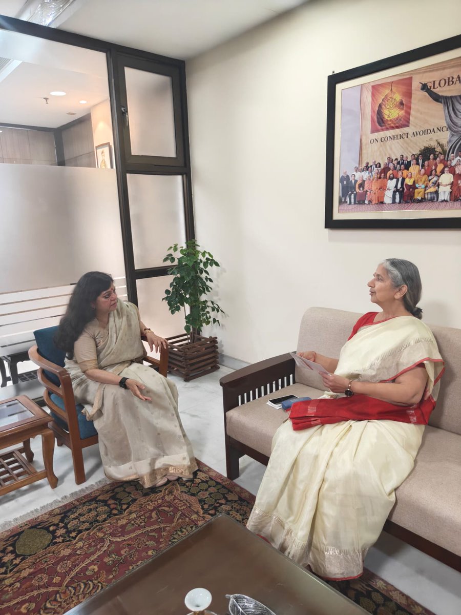 shobhavijender3's tweet image. The  graceful Nivedita Di @vkvk77 has written the foreword of my book - #शतायुसंघऔरमहिलासहभागिता, the All India Vice President of the 
Vivekananda Kendra, kanayakumari is the inspiration for all of us including the #genz .
@blsanthosh @byadavbjp @AmitShah  @ngo_sampurna