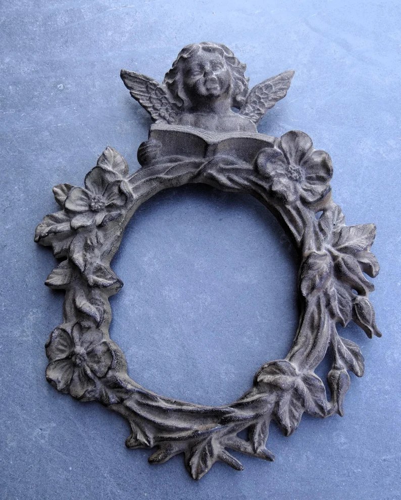 elementsdeco's tweet image. Stunning 1960s French cast iron picture frame ✨ 
An elegant Art Deco angel holding a book, crowned with a delicate floral garland. 
→ authenticbyclaire.etsy.com/listing/182042…
#VintageDecor #FrenchVintage #ArtDeco #CastIron #AngelDecor #VintageFrame #AntiqueStyle #HomeDecor #EtsyFinds