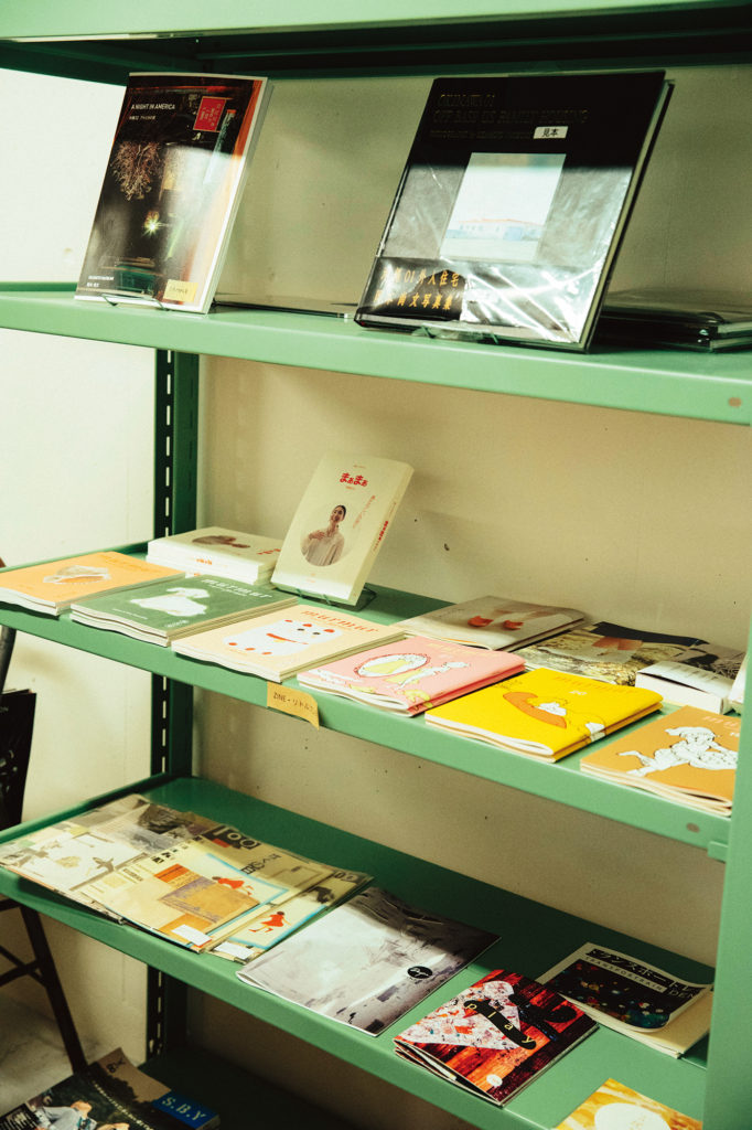 Champlu_okinawa's tweet photo. 「ブンコノブンコ」
建築関連の図書からZINEも! 不動産屋さんによる本屋さん
※2021年に店舗を移転しているので、外観など異なります。
https://t.co/5GKcKhWthI
沖縄のカルチャーやアートに触れる、
街の小さな本屋さん
#champlu #沖縄 #ブンコノブンコ https://t.co/EXplUeTLmQ
