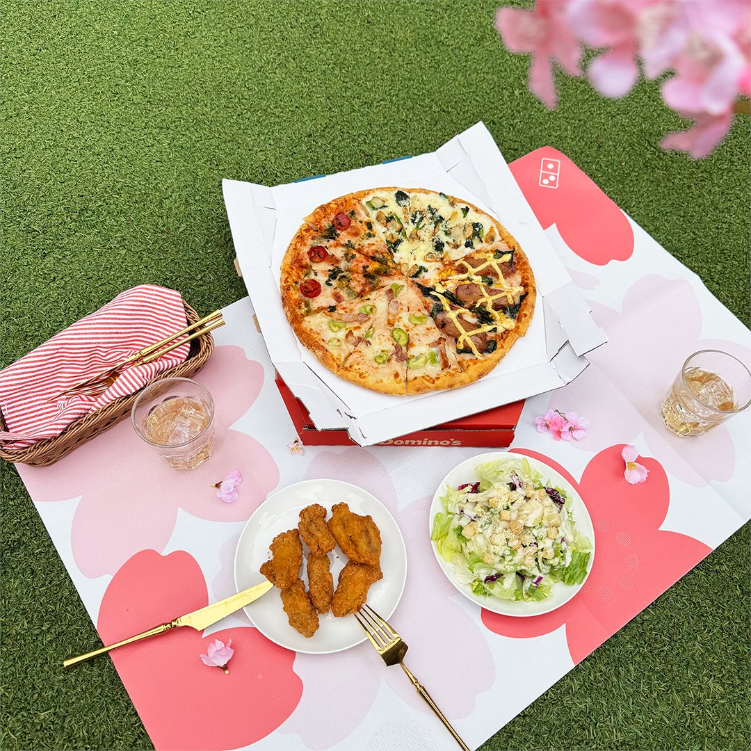 もうお花見した？ 今ならピザもサイドも、 さくらレジャーシート