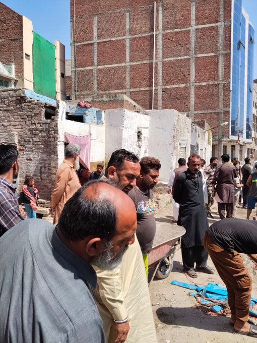 AhsanAbbasShah's tweet image. اکبری گیٹ لاہور  
5 سالہ بچی نالے میں گر کر جاں بحق ہوگئی
5 سالہ معصومہ رکشہ کے اوپر بیٹھی تھی کہ نالے کی دیوار گر گئی
دیوار گرنے سے 5 سالہ معصومہ رکشہ سمیت نالے میں گری اور موقع پر ہی جاں بحق ہوگئی
#Punjab #Lahore #GoodGovernance
@BBhuttoZardari @NadeemAfzalChan @faisalmirppp