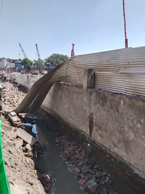 AhsanAbbasShah's tweet image. اکبری گیٹ لاہور  
5 سالہ بچی نالے میں گر کر جاں بحق ہوگئی
5 سالہ معصومہ رکشہ کے اوپر بیٹھی تھی کہ نالے کی دیوار گر گئی
دیوار گرنے سے 5 سالہ معصومہ رکشہ سمیت نالے میں گری اور موقع پر ہی جاں بحق ہوگئی
#Punjab #Lahore #GoodGovernance
@BBhuttoZardari @NadeemAfzalChan @faisalmirppp