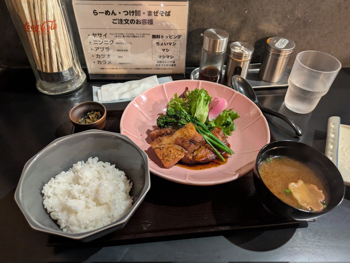 MimasakaR's tweet photo. 天高く翔べ！　居酒屋営業
TENTATKAトンテキセット
三種のおばんざい
久しぶりの居酒屋営業
トンテキはとってもジューシーで濃いめの味付けでご飯が進む
付け合せやおばんざいもとっても美味しかったです。 https://t.co/S9QuysWFkR