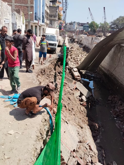 AhsanAbbasShah's tweet image. اکبری گیٹ لاہور  
5 سالہ بچی نالے میں گر کر جاں بحق ہوگئی
5 سالہ معصومہ رکشہ کے اوپر بیٹھی تھی کہ نالے کی دیوار گر گئی
دیوار گرنے سے 5 سالہ معصومہ رکشہ سمیت نالے میں گری اور موقع پر ہی جاں بحق ہوگئی
#Punjab #Lahore #GoodGovernance
@BBhuttoZardari @NadeemAfzalChan @faisalmirppp