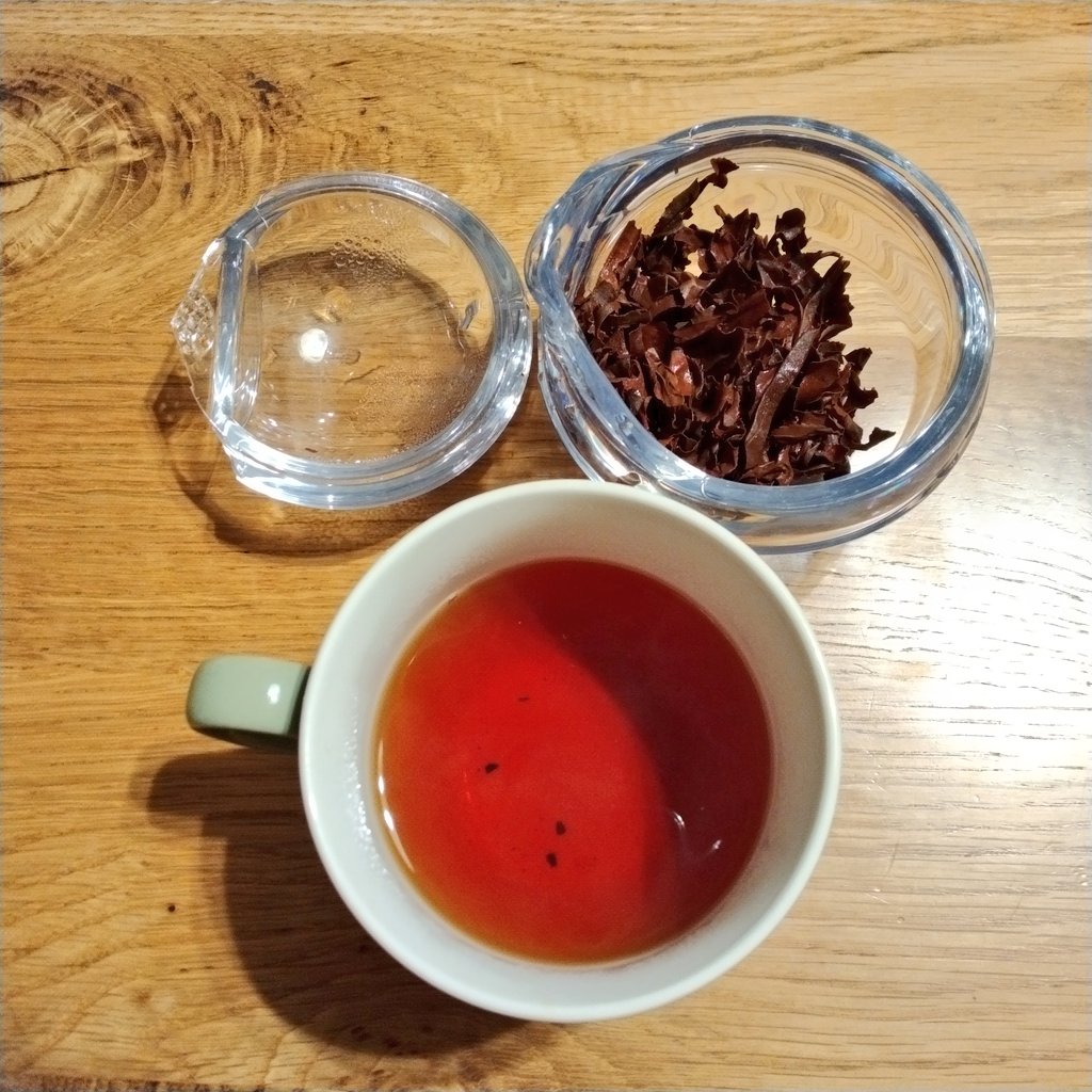 ocyanosuke's tweet photo. 茶鈴Tea-rin パーツは半円の本体と蓋(茶漉しは一体)のみ。
厚みがあり、熱湯を入れても素手で持てるじんわり温かい程度。
一人用ティーポットということで湯量150mlで。満水スレスレでしたが問題無し。本体下部の線に手がかかるので、滑りにくく私には使いやすかったです😊
https://t.co/a4Y8MMHfyK https://t.co/2CdDSBzEvI