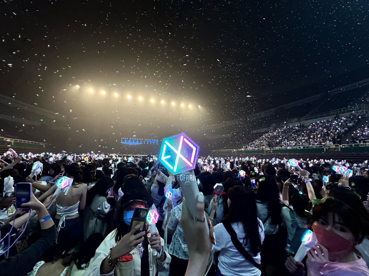 eribong is the best fandom lightstick of all time and nothing will ever convince me otherwise.

every EXO and EXO members’ concert feels unforgettable because of it. the atmosphere, the energy… it’s something you can’t fully understand until you experience it yourself