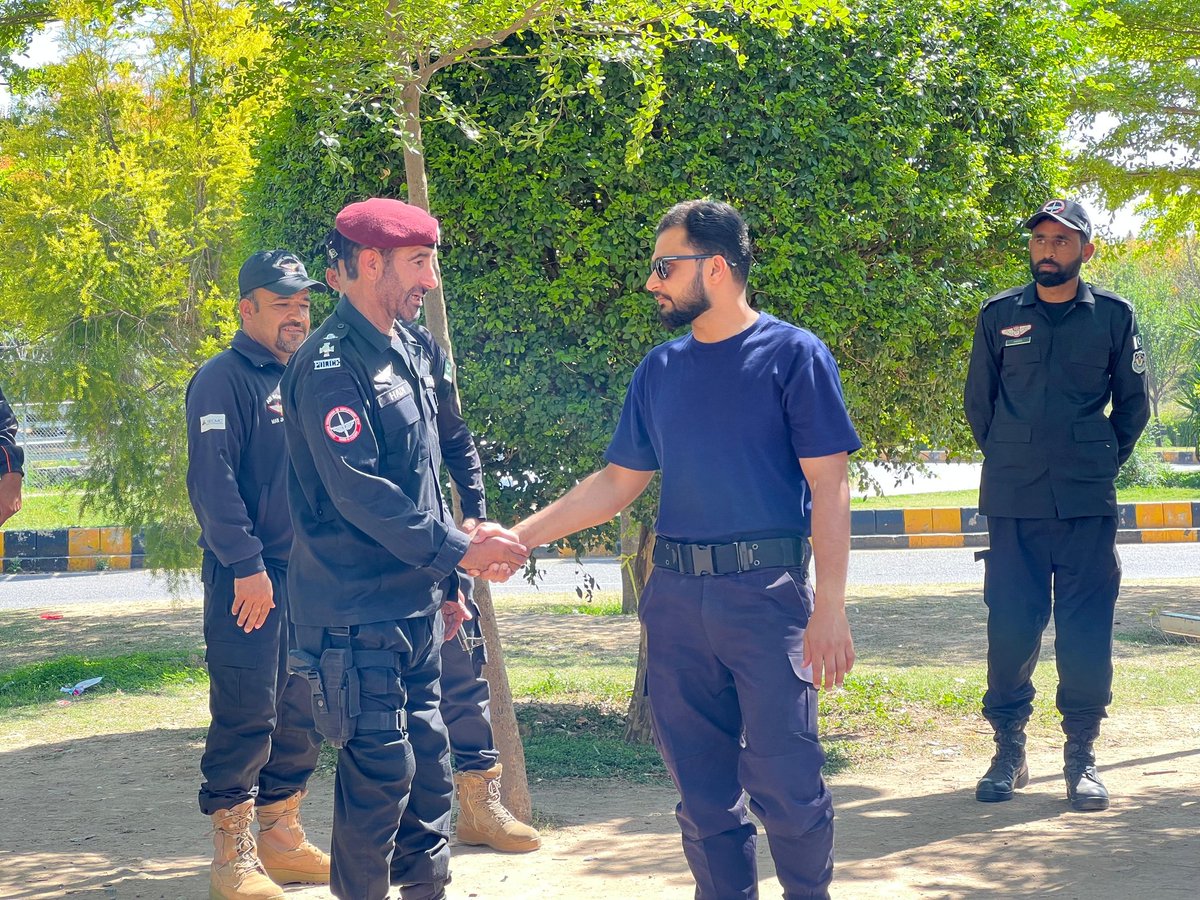 ICT_Police's tweet image. اسلام آباد پولیس کے نماز جمعہ کے حوالے سے ضلع بھر میں بہترین سکیورٹی انتظامات۔

ایس ایس پی آپریشنز اسلام آباد قاضی علی رضا نے نماز جمعہ کے حوالے سے مساجد سکیورٹی انتظامات کا جائزہ لیا۔ پولیس افسران کو ڈیوٹی کے حوالے سے ضروری ہدایات جاری کیں 
#IslamabadPolice #ICTP #Security #DIG