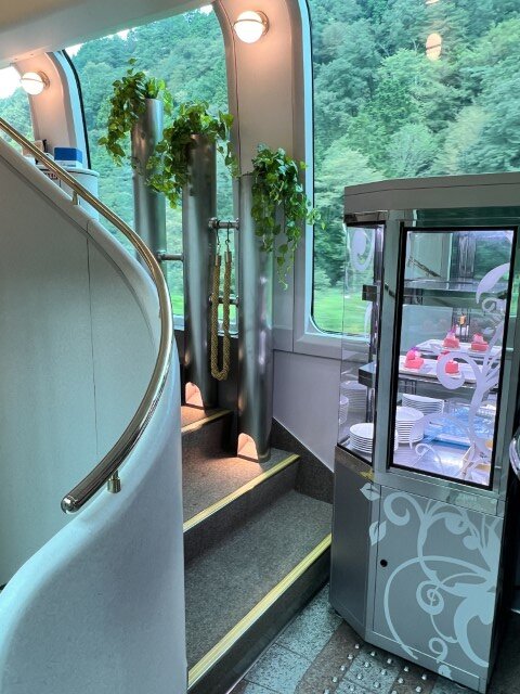 rerakukiro's tweet photo. @pinoko_sharo これは姫様、食堂車の復権の先駆けのしまかぜに乗車出来て何よりです🏰💫

この電車は本当に優雅な気分になれますね🍰☕

社労士合格した後に執事も（伊勢）神宮にお礼参りに参拝する際に乗車したいものです✨⛩️ https://t.co/w6wcFckecj