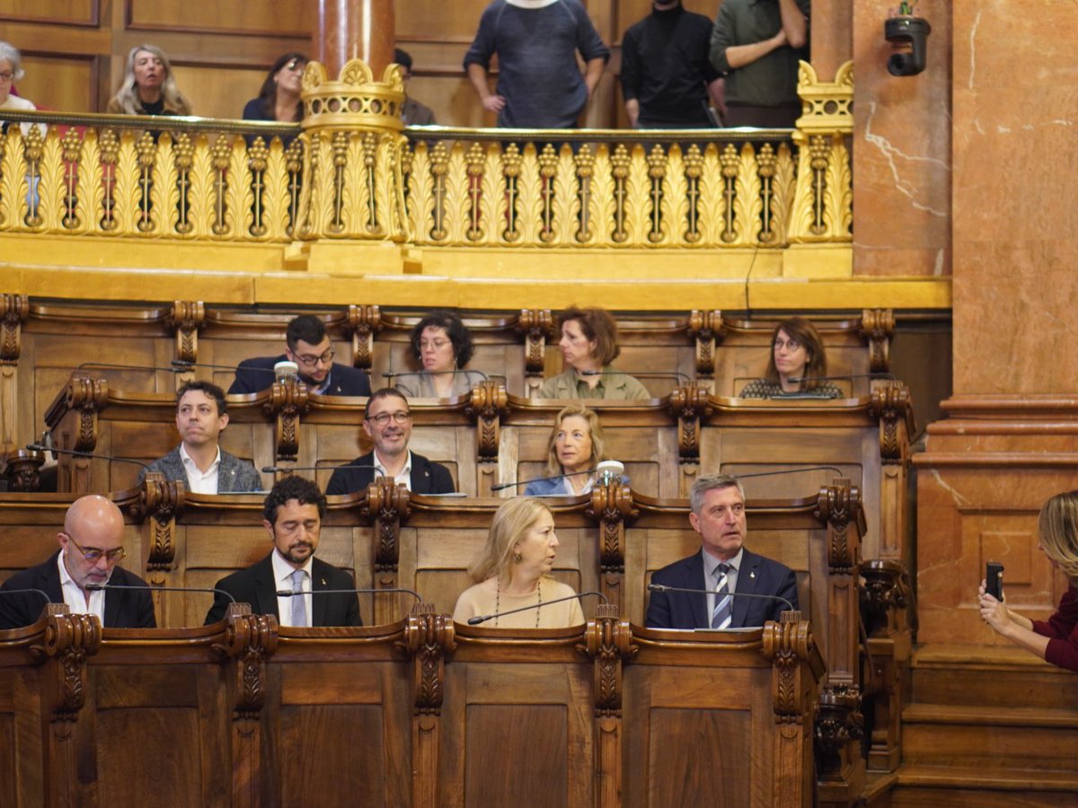Junts_BCN's tweet photo. ↔️ Comença el #PleBCN del mes de març amb els regidors de Junts per #Barcelona. https://t.co/OtJ30HqiiV