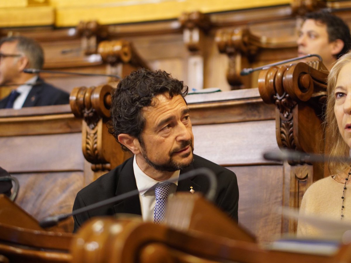 Junts_BCN's tweet photo. ↔️ Comença el #PleBCN del mes de març amb els regidors de Junts per #Barcelona. https://t.co/OtJ30HqiiV