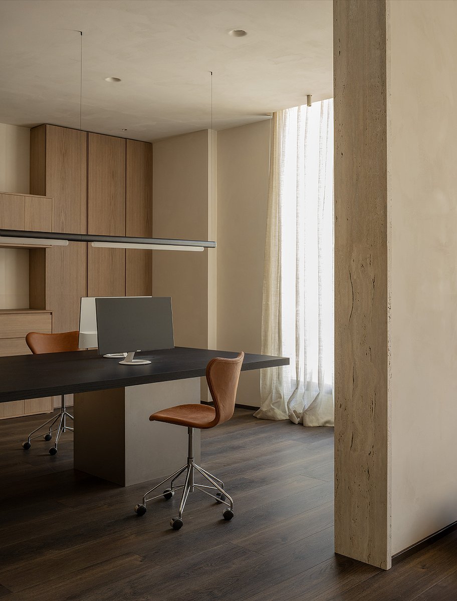 Interior_es's tweet image. Con  este proyecto de #reforma y #diseñointerior, De la Villa Studio redefinió un obsoleto local para convertirlo en el #showroom y #oficinas de Alvico, un espacio abierto, luminoso y coherente de carácter doméstico.
-&amp;gt; Fotografías: Erlantz Biderbost
-&amp;gt; interioresminimalistas.com/2026/03/27/alv…