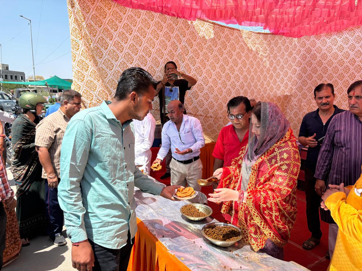 kalpanadevikota's tweet photo. लाडपुरा विधानसभा क्षेत्र के नवदुर्गा मंदिर, बजरंग नगर, केनाल रोड पर आयोजित नवरात्रि भण्डारे में सम्मिलित होकर क्षेत्रवासियों के साथ माँ दुर्गा की आराधना में शामिल हुई।।

#Navratri #Ladpura #DeviPuja #Bhandara #JaiMataDi #Kota #Rajasthan https://t.co/VTKA3tNw8a
