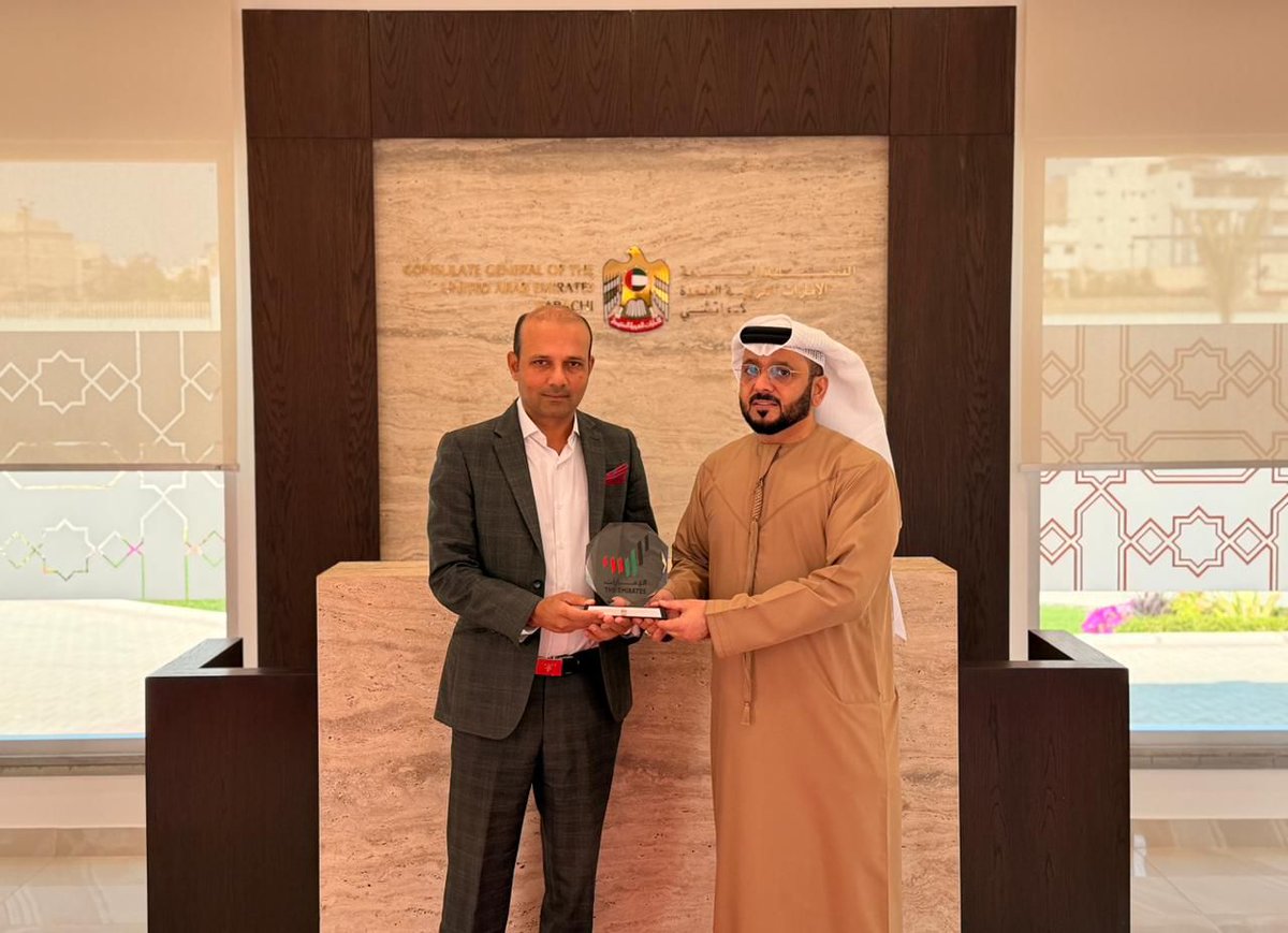 استقبل سعادة الدكتور بخيت عتيق الرميثي القنصل العام لدولة الإمارات العربية المتحدة في #كراتشي السيد خرّم عزيز خان الرئيس التنفيذي لشركة كراتشي غيتواي تيرمينال ليميتد (KGTL) حيث بحث الجانبان تعزيز التعاون الاستثماري وفي مجال الخدمات اللوجستية بين #الإمارات و#باكستان.

H.E. Dr.