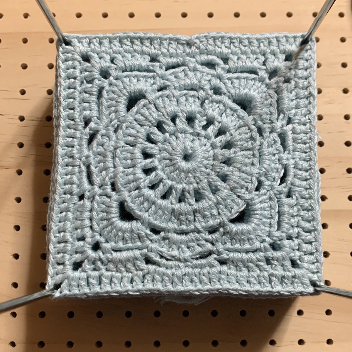 FFFworksFFF's tweet image. #モチーフバッグ　を編みました

使用糸　UVコットンミックス（Col No.301）
かぎ針　5号

このモチーフが好きで、水色がこのモチーフに似合いすぎて…去年も同じバッグを似た糸で編んでる
もう水色の糸はこれしか編めないかも😇

#編み物
#かぎ針編み
#crochet
#モチーフ
#ダイソー毛糸