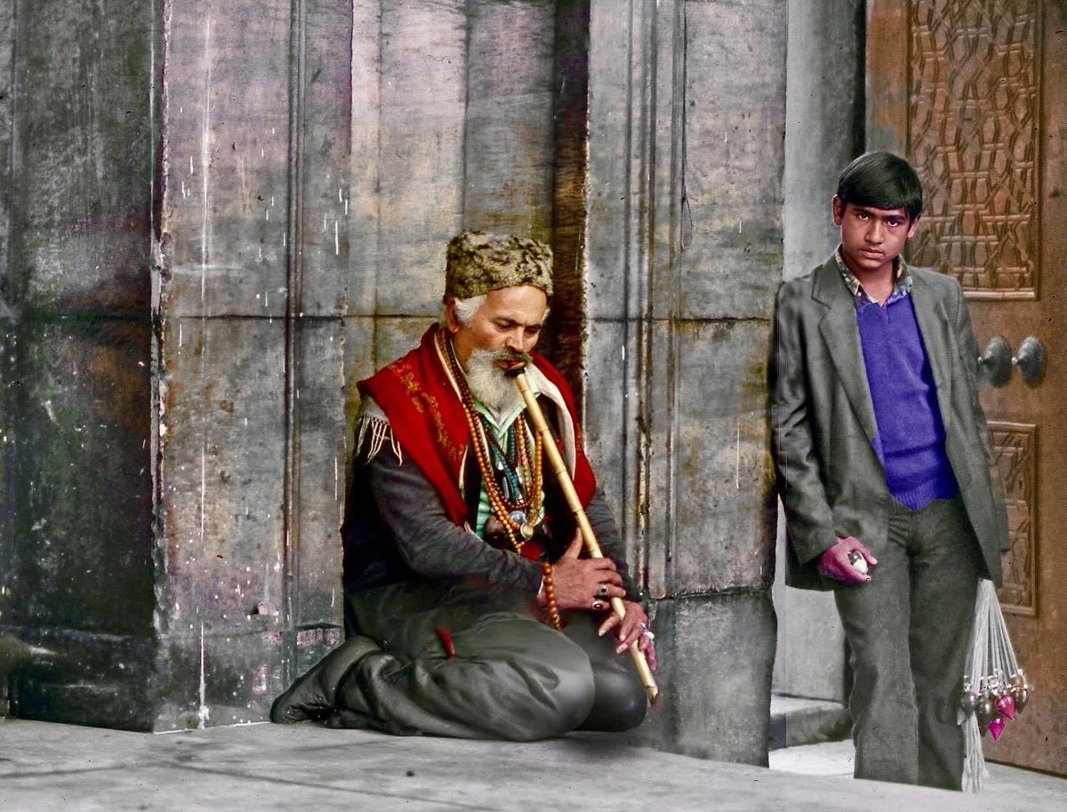 Rahmetli Neyzen Aziz, Sultan Ahmed Camii avlusunda ney üflerken…