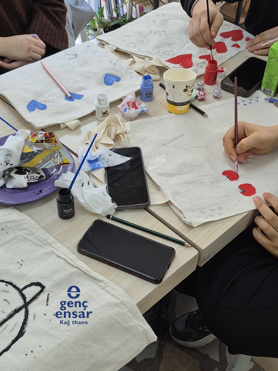 Vakfımızda gerçekleştirdiğimiz "Boyama Atölyesi" kapsamında bugün çok özel misafirlerimizi ağırladık. Kağıthane Teknoloji Kız Anadolu İmam Hatip Lisesi öğrencilerimizle bir araya gelerek bez çantalarımızı hayallerimizdeki renklerle süsledik. 👜🖌️
<a href="/EnsarVakfi/">Ensar Vakfı</a>