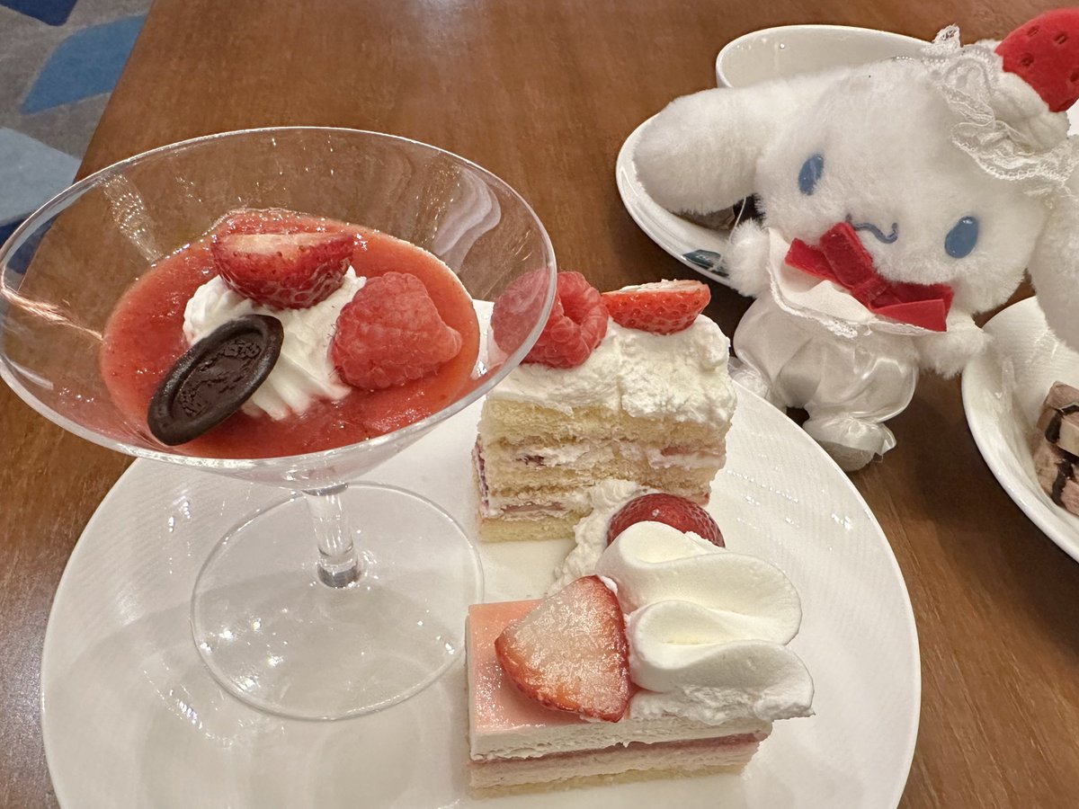 kbcnmn's tweet photo. いちごのスイーツビュッフェだよシナモンちゃん🍓
お腹が無限ならばこのミルフィーユあと3つくらい食べたかったねぇシナモンちゃん

#つれてってシナモン https://t.co/3tot1txU2f