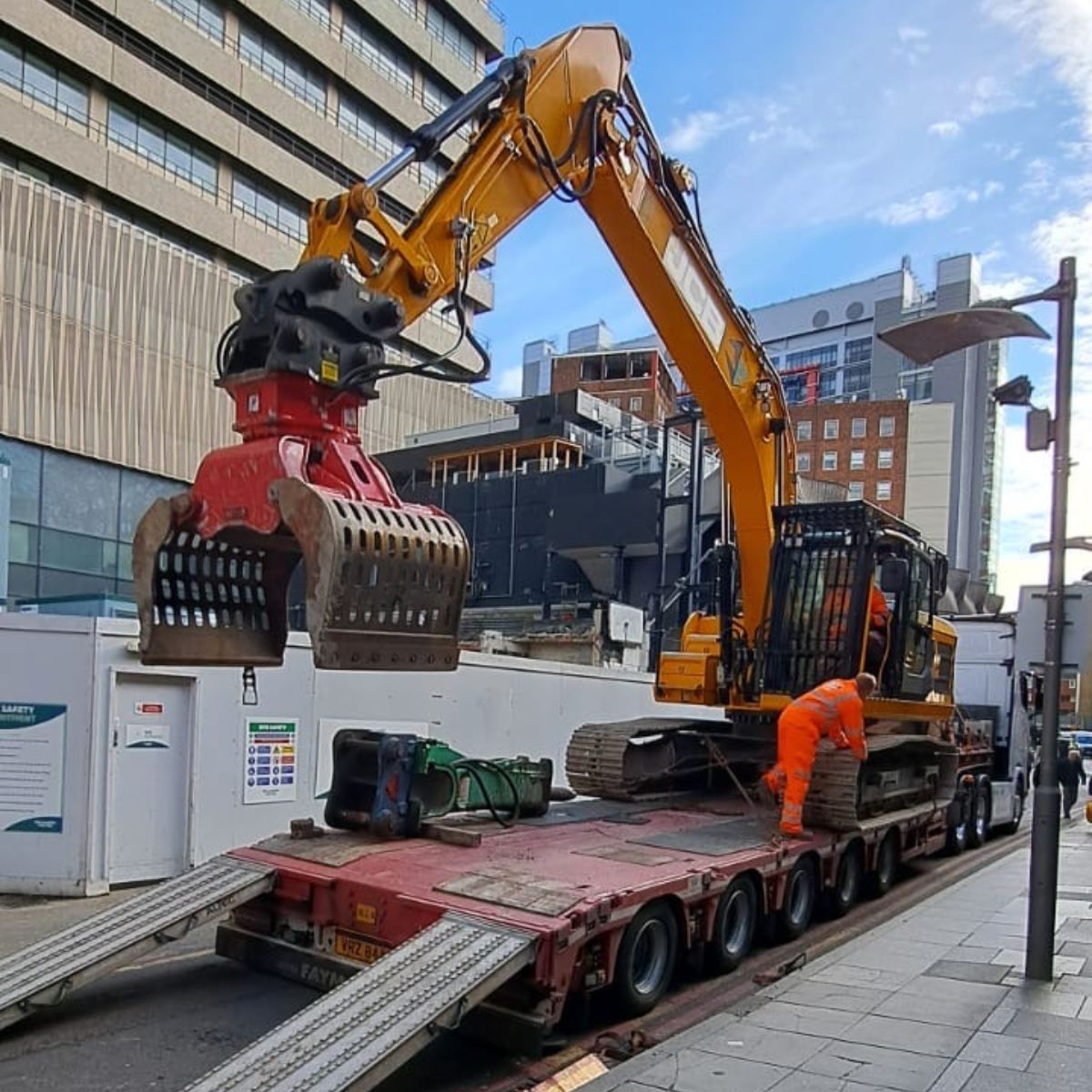 DemolitionLevel's tweet image. Our new JCB JS220 demolition rig is now on site at Guy’s Hospital, London, supporting Level Demolition’s enabling works for a major new surgical centre.
#leveldemolition #EnablingWorks #DemolitionLondon
