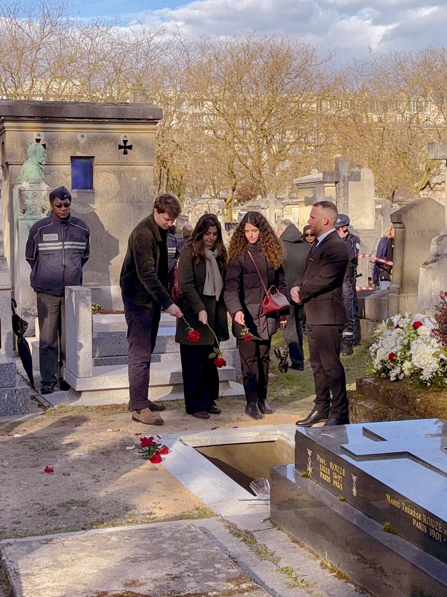 lesJeunesSoc's tweet photo. Nous étions présents cet après-midi aux obsèques de Lionel Jospin pour lui rendre un dernier hommage. 

Inaltérable source d’inspiration, modèle d’intégrité et de convictions, il aura mis sa vie au service de la justice sociale. 

Il restera un exemple à jamais. https://t.co/OZeCNBZdFO