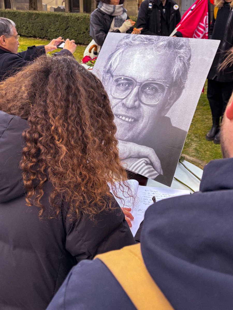 lesJeunesSoc's tweet photo. Nous étions présents cet après-midi aux obsèques de Lionel Jospin pour lui rendre un dernier hommage. 

Inaltérable source d’inspiration, modèle d’intégrité et de convictions, il aura mis sa vie au service de la justice sociale. 

Il restera un exemple à jamais. https://t.co/OZeCNBZdFO