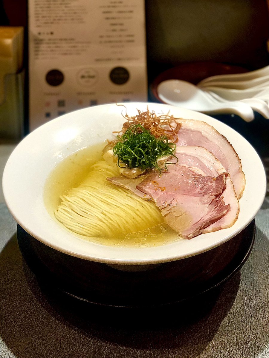 祐天寺 Ramen Break Beats

限定「wagyuらぁ麺」以来､鴨南蛮があれば塩でと券売機を見るもなかったので未食のSIOチャーシュー麺をポチり🍜

繊細で旨味たっぷり､バランスも抜群で思わずため息が出る美味しさ､めちゃくちゃ旨〜い✨ 都内の塩では私的に５本指⭐︎
ご馳走様です♪