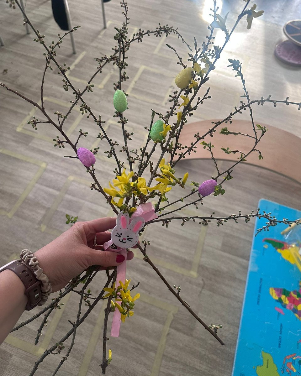 SOSvesnicky's tweet photo. Velikonoce jsou za dveřmi a my se poctivě a s chutí připravujeme. Máme vyrobené krásné dekorace a napečeno plno sladkých perníčků.

A co vy naši milí sledující, už jste se také pustili do svátečních příprav? https://t.co/1RzmJ4Se4S