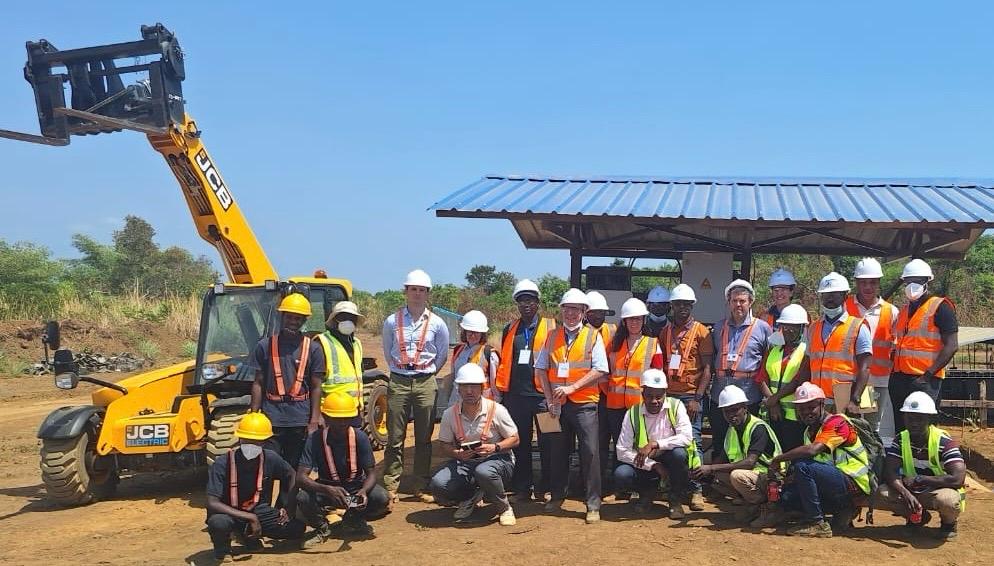 EUinSierraLeone's tweet image. Team Europe visits the Waterloo InnoVent Solar Park in Sierra Leone—a 30 MWp solar project approved in 2024.
With plans to scale to 200 MWc + 400 MWh storage, it’s a big step toward clean, reliable energy and reducing fossil fuel dependence.
#TeamEurope #SolarEnergy #EUnaSalone