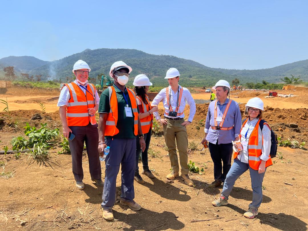 EUinSierraLeone's tweet image. Team Europe visits the Waterloo InnoVent Solar Park in Sierra Leone—a 30 MWp solar project approved in 2024.
With plans to scale to 200 MWc + 400 MWh storage, it’s a big step toward clean, reliable energy and reducing fossil fuel dependence.
#TeamEurope #SolarEnergy #EUnaSalone