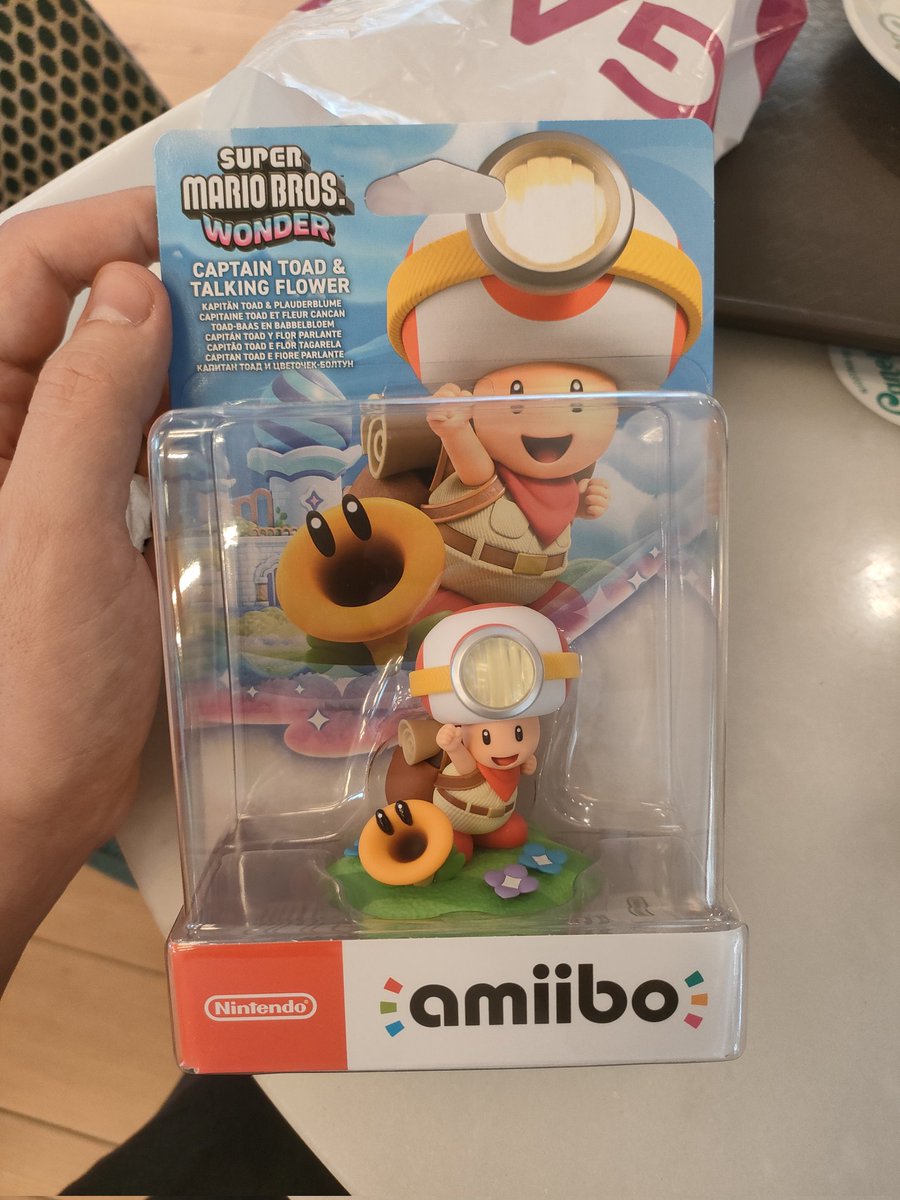 Hoy <a href="/SweetLyna95/">💖🌟🌈SweetLyna🌈🌟💖</a> y yo hemos recogido el Amiibo de Toad que me regaló mi amorcito por nuestro aniversario. Me ENCANTA!! es una preciosidad, es perfecto 💯!! 😱😱😱. Te quiero bonica mía 💕💕🩷🩷🩷