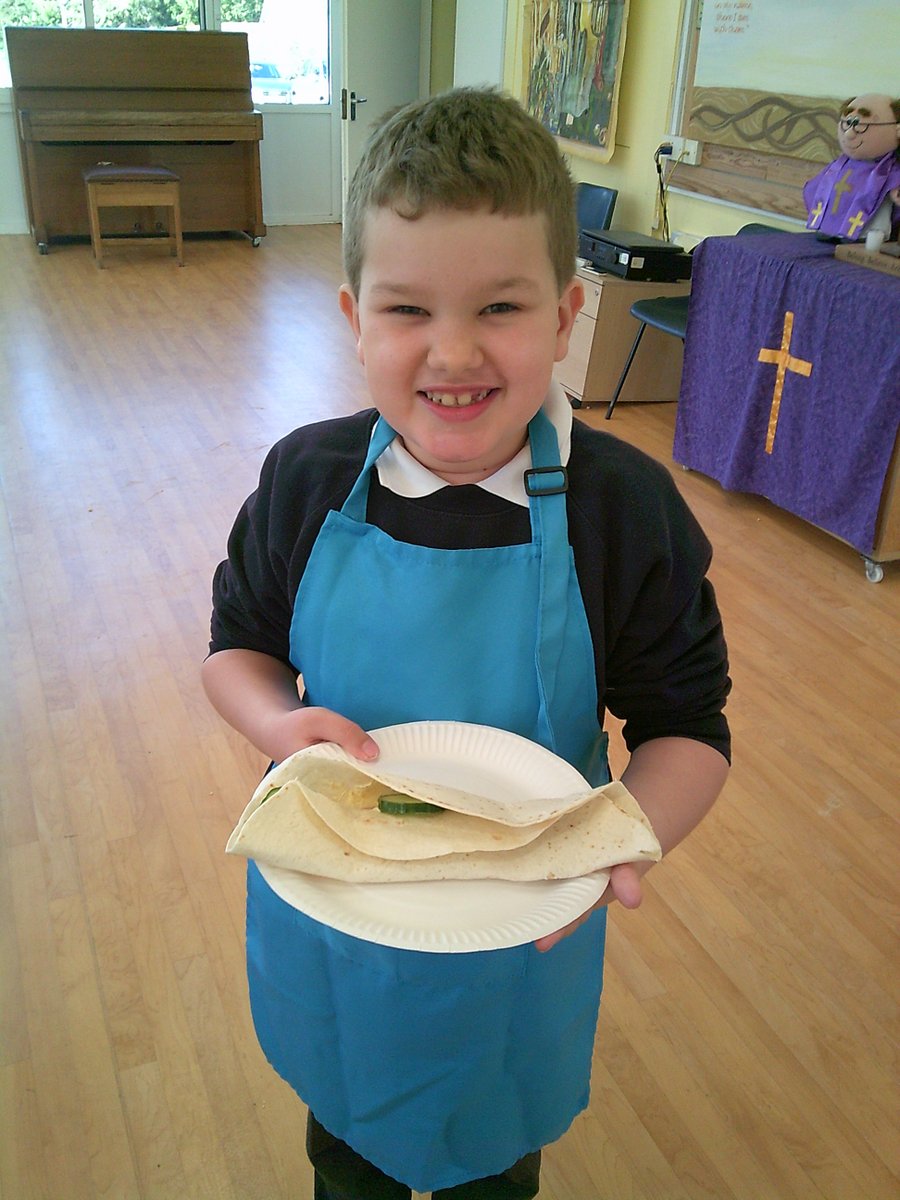 goringprimary's tweet photo. As part of Robin's DT topic 'Sandwich Snacks' we designed, planned and made sandwiches. We then evaluated our efforts (after we had tasted them!). https://t.co/HtwYfVZEf4