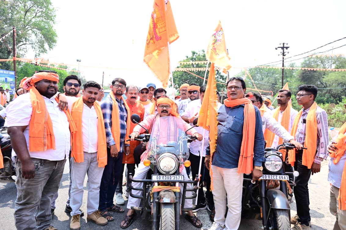 MahalingMukesh's tweet photo. ଏହି ଶୋଭାଯାତ୍ରାରେ ଭକ୍ତମାନଙ୍କର ଉତ୍ସାହ, ଶ୍ରଦ୍ଧା ଓ ଭକ୍ତିଭାବ ଦେଖି ଅତ୍ୟନ୍ତ ଆନନ୍ଦିତ ହେଲି। ପ୍ରଭୁ ଶ୍ରୀରାମଙ୍କ କୃପା ସମସ୍ତଙ୍କ ଉପରେ ବରଷୁ ଏବଂ ଆମ ସମାଜରେ ଶାନ୍ତି, ସମୃଦ୍ଧି ଓ ଭ୍ରାତୃତ୍ଵ ଭାବ ଏହିଭଳି ଅବିଚ୍ଛିନ୍ନ ରହୁ। https://t.co/giDoEbaIBn