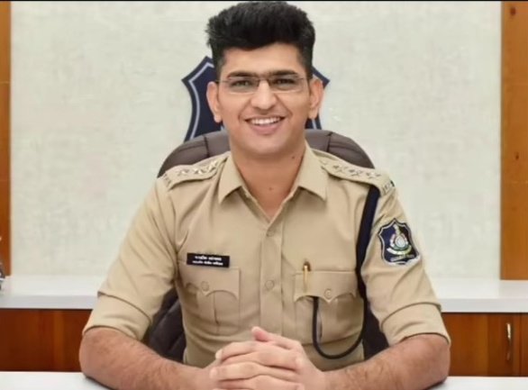 Nikhilchavdagj1's tweet photo. राजकोट क्राइम ब्रांच के DCP जगदीश बांगरवा ने 
सुरेश नाम के पत्रकार के कपड़े उतारे और उसके पीछे टॉयलेट करने की जगह पर पेट्रोल डालकर उ���े बेरहमी से पीटा गया।
DCP ने पत्रकार को कम से कम 150 पट्टे मारे 
पैर भी फ्रैक्चर हो गया।

ये बयान पत्रकार सुरेश ने जिग्नेश मेवानी जी के सामने दिया है।

बिल्डर के खिलाफ न्यूज छापने का कुछ मामला है।

पत्रकार OBC समाज से हैं।

ये है गुजरात मॉडल।
