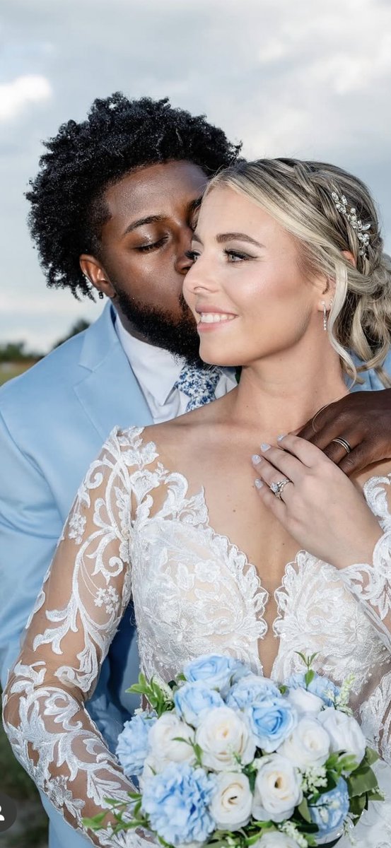 She is so hot. I hope they have lots of kids together ❤️