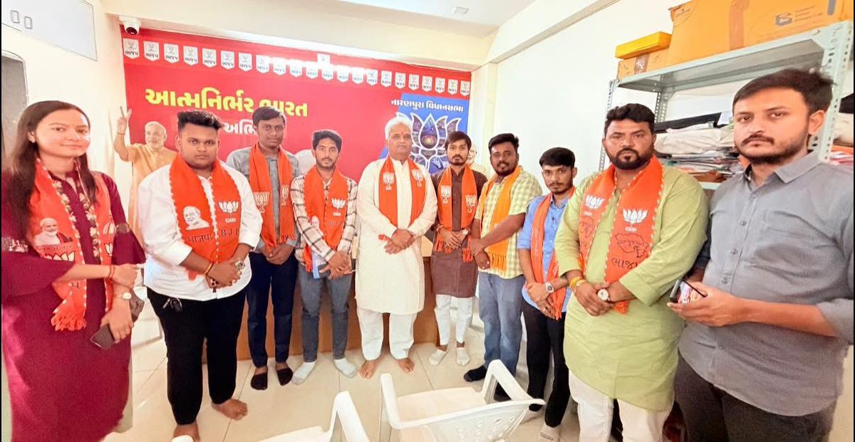 NayanVanzara's tweet photo. વિજય સંકલ્પ વિસ્તારક યોજના ૨૦૨૬ અંતર્ગત નારણપુરા ના ધારાસભ્ય શ્રી જીતુભાઈ ભગત સાથે મુલાકાત કરી યોજનાની માહિતી આપી...
@ketupatel4bjp @BjymKarnavati @BJYM4Gujarat @BJYM https://t.co/M8tXkp7NPx