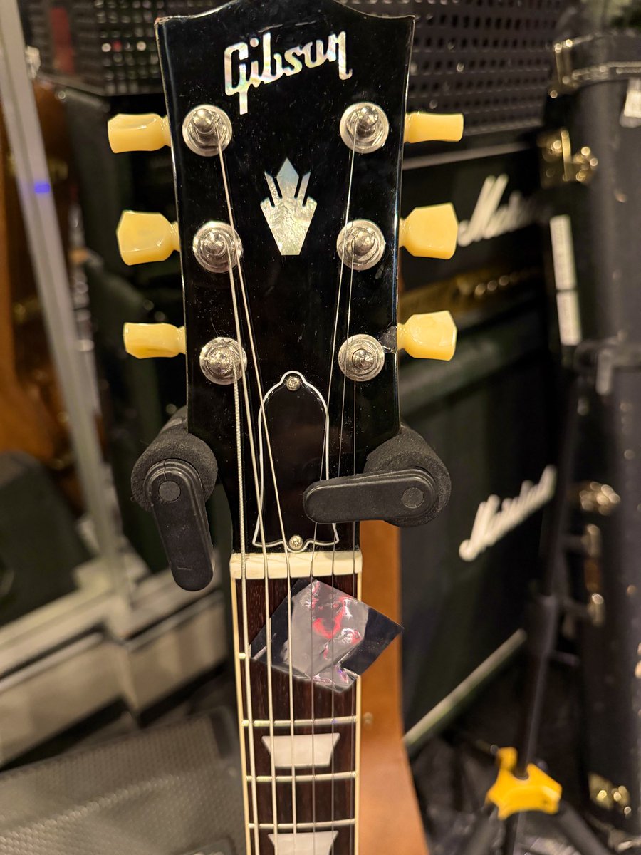 スタジオでギター出したら幕張の最後の音楽で銀紙シャワー？のときの銀紙が入っててフフってなりました。
