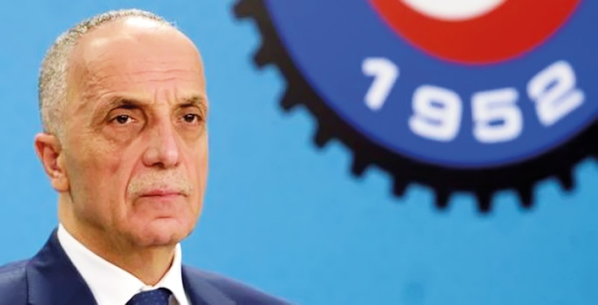 turkiskonf's tweet photo. GENEL BAŞKAN ERGÜN ATALAY'DAN SAVAŞA VE SESSİZLİĞE KARŞI ULUSLARARASI SENDİKALARA ÇAĞRI

Genel Başkan Atalay, uluslararası sendikalara gönderdiği mektupta, bölgedeki çatışmaların durdurulması için acil eylem çağrısı yaptı. İran ve bölge ülkelerindeki saldırıların sivil yaşamı ve ekonomik altyapıyı tehdit ettiğini belirten Atalay, dünya genelindeki emek örgütlerinin sessizliğini bozarak barış için somut adımlar atması gerektiğini vurguladı.

TÜRK-İŞ Genel Başkanı Ergün Atalay, Uluslararası Sendikalar Konfederasyonu (ITUC) Genel Sekreteri Luc Triangle ile Avrupa Sendikaları Konfederasyonu (ETUC) Genel Sekreteri Esther Lynch'e gönderdiği mektupta, Orta Doğu'da genişleyen savaşın durdurulması için uluslararası topluma seslendi.

"Savaşa ve Sessizliğe Karşı Çağrı" başlığıyla iletilen mektupta, ITUC ve ETUC gibi yapıların dünya genelindeki çatışmaları sonlandırma noktasında inisiyatif alması gerektiği dile getirildi.

İran'a yönelik saldırıların jeopolitik çıkarlar ve yayılmacı hedefler doğrultusunda şekillendiğini belirten Atalay, süreçle ilgili şu ifadeleri kullandı:

"Bedelini tüm dünyanın ödediği akıl dışı bu savaş ve hedefler, şimdiden tüm Orta Doğu'yu kan gölüne çevirmiştir. Bölge halklarını büyük bir yıkıma sürüklemiş, küresel istikrarı bozmuştur. Yaşanan katliamlara, ekonomik ve sosyal krizlere rağmen Birleşmiş Milletler ve Avrupa Birliği de dahil olmak üzere uluslararası kuruluşlar etkisiz tepkiler dışında eylemsizliğe ve sessizliğe gömülmüştür. Ekim 2023'te Gazze Şeridi'nde başlayan çatışmalar ardından İran ve Lübnan ekseninde genişlemiş, karşılıklı misillemelerle tüm Körfez ülkelerini içerisine alarak, insanlık tarihinin en ağır insani ve küresel ekonomik krizlerinden birine dönüşmüştür. Bugüne kadar bebek, çocuk, kadın ve sivillerden oluşan on binlerce insan evlerinde, okullarında, iş yerlerinde bombaların hedefi olmuş ve katledilmiştir."

Atalay, 28 Şubat'ta İran'ın Minab kentindeki bir ilkokulun hedef alınması sonucu 185 kişinin yaşamını yitirmesini tarihe kara bir leke olarak niteledi.

Uluslararası raporların hayatını kaybedenlerin yarısına yakınının kadın ve çocuklardan oluştuğunu gösterdiğine işaret eden Atalay, insani drama ilişkin şu değerlendirmeleri paylaştı:

"Yüz binlerce insan yaralanmış ve vicdanlarımızda telafisi mümkün olmayan derin yaralar açılmıştır. Uluslararası raporlar, ölenlerin yarısına yakınının çocuklar ve kadınlar olduğunu ortaya koymaktadır. Sağlık sisteminin çökmesi nedeniyle yeni doğan ölümleri de dramatik bir biçimde artmıştır. Enkaz altında hala binlerce insanın bulunduğu ve gerçek kayıpların açıklanan rakamların çok üzerinde olabileceği ifade edilmektedir. Saldırılar doğrudan sivil yaşam alanlarını, enerji ve diğer altyapı tesislerini hedef almaktadır. Fabrikalar, iş yerleri, hastaneler, okullar, enerji tesisleri, su altyapısı ve sanayi üretim alanları işlevsiz hale getirilmekte, istihdam olanakları yok edilmektedir. Eğitim sisteminin çökmesiyle bölgede yüz binlerce çocuk okulsuz kalmış, sağlık hizmetlerinin durmasıyla salgın ve hastalık riski ciddi boyutlara ulaşmıştır. Gazetecilere yönelik saldırılarda yüzlerce basın mensubu hayatını kaybetmiştir."

Savaşın insani sonuçlarının yanı sıra ekonomik yıkımının da milyonlarca kişiyi yoksulluğa mahkum ettiğini hatırlatan Atalay, üretimin durmasının ve altyapının çökmesinin uzun yıllar sürecek krizlere yol açtığını bildirdi.

Atalay, barışın ve demokrasinin olmadığı bir ortamda işçi haklarının savunulamayacağını belirterek şunları kaydetti:

"Savaş sorumlularına karşı gösterilecek tepkinin dikkate alınmayan kınama mesajlarının ötesinde dünyanın her yerinde ortak bir sese ve somut adımlara dönüşmesi gerekmektedir. Barışı savunmak, insan onurunu korumak ve adaletsizliğe karşı sesimizi yükseltmek, aynı zamanda manevi sorumluluğunu taşıdığımız tarihsel görevlerimizden biridir. Sendikalar olarak gelecekte var olmak istiyorsak, bugün barış için tüm d��nyada sesimizi güçlü ve kararlı bir şekilde yükseltmek zorundayız. Savaşların bedelini emekçiler, dar gelirliler, kadınlar, çocuklar ve siviller ödemektedir. Yıkılan fabrikalar, kapanan iş yerleri ve yok edilen üretim alanları yalnızca ekonomik kayıp değil, aynı zamanda milyonlarca insanın onurlu yaşam güvencesinin ortadan kalkması demektir. Biz barışın ve demokrasinin olmadığı yerde işçi haklarından ve sendikal haklardan bahsetmenin mümkün olmadığını çok iyi biliyoruz. Yeni nesillerin savaş koşullarında değil, haklarını, demokrasiyi ve dayanışmayı öğrenerek büyümesini istiyoruz."

Mektubun son bölümünde ateşkes ve müzakere çağrısını yineleyen Atalay, küresel kurumların bir an önce harekete geçirilmesi yönündeki beklentisini şu sözlerle aktardı:

"Bir emek örgütü olarak savaşın daha fazla yayılmadan sona ermesi, dünyada barışın, enerji güvenliğinin ve istikrarın tesis edilebilmesi için itidal, ateşkes ve müzakere çağrımızı bir kez daha yüksek sesle dile getiriyoruz. İnanıyoruz ki ITUC ve ETUC, haksız ve hukuksuz çıkar savaşlarına, vicdanlarımızı yaralayan katliamlara, akıl dışı işgallere ve ekonomik yıkıma karşı inisiyatif almaları çağrısında bulunduğumuz başta Birleşmiş Milletler ve Avrupa Birliği olmak üzere tüm ilgili uluslararası kurum ve kuruluşları harekete geçirecektir."