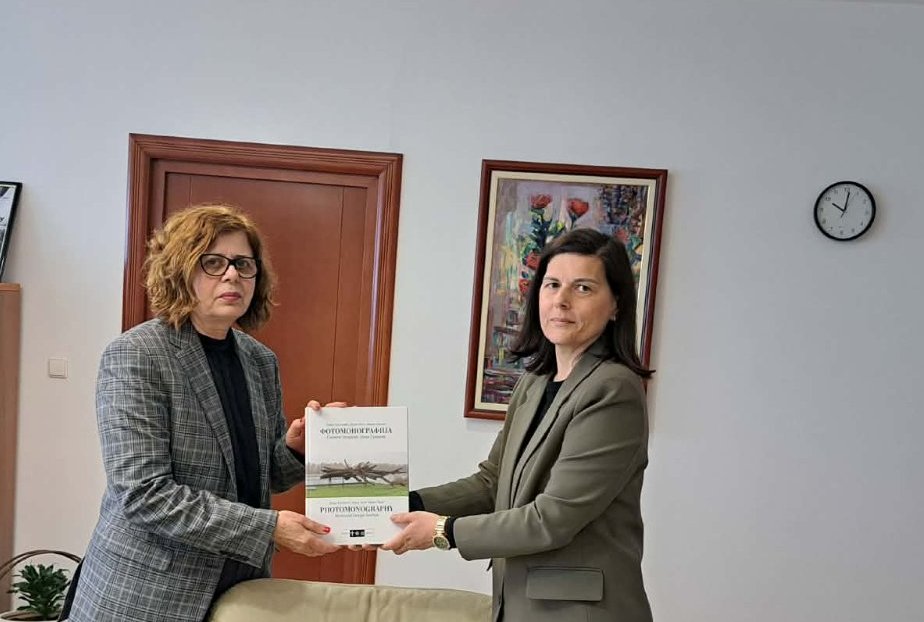 Министарка управе и локалне самоуправе Сенка Јујић и помоћник министра Александар Шувак данас су угостили директорицу ЈУ Спомен-подручја Доња Градина, Тању Тулековић. Том приликом, директорица Тулековић уручила је министарки Јујић Фотомонографију Спомен-подручја Доња Градина.