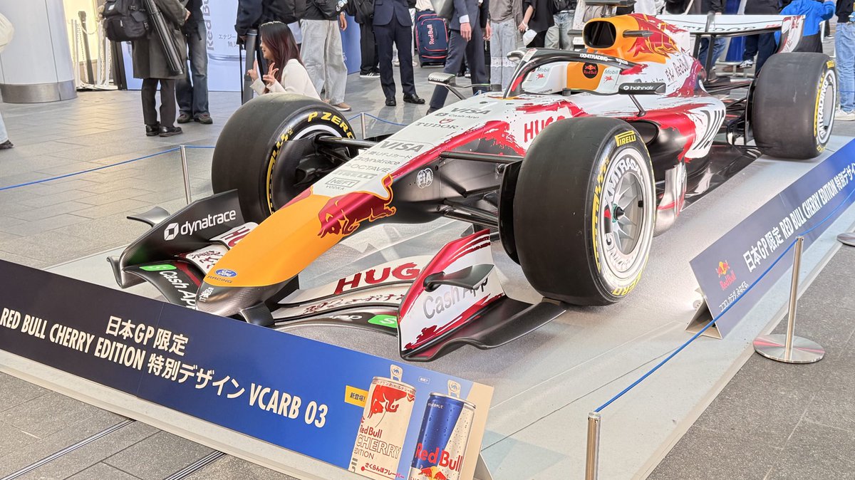 j_2jgs's tweet photo. メー駅にF-1がいた。もらったレッドブル持って群馬に行ってきます https://t.co/1zCtQn9Hxb