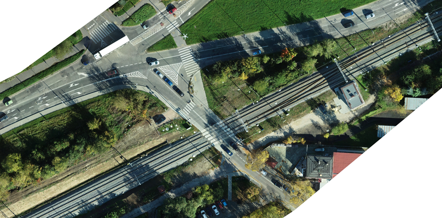 PortPolska_info's tweet photo. 🚄 Nowa norma geodezyjna #GK2 dla linii Kolei Dużych Prędkości #KDP do pobrania na naszej stronie - w sekcji dokumentów technicznych.

➡️ Standard geodezji kolejowej został przygotowany z myślą o inwestycjach kolejowych typu #greenfield, w tym KDP. 

➡️ GK2 jest odpowiedzią na aktualne potrzeby technologiczne i uwzględnia wszystkie wymagania wynikające z dotychczasowych przepisów.

➡️ Dokument powstał w wyniku szerokich konsultacji technicznych z @PKP_PLK_SA, @PKP_SA i  Związkiem Ogólnopolskim Projektantów i Inżynierów #ZOPI.

🌐Do pobrania tutaj: https://t.co/x6Iym3wlrv