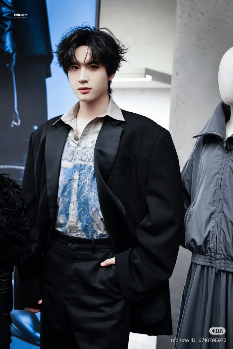 우연이라 해도 이정도면 걍 온 우주가 돕는 수준이지 솔직히
하필 같은 날이고 하필 에펠탑 모양이고