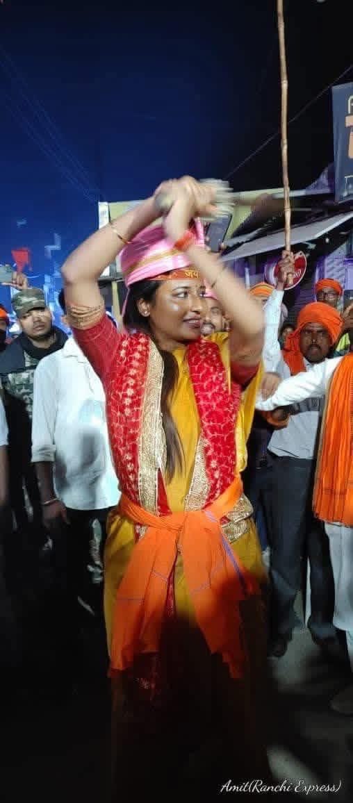 AmbaPrasadINC's tweet photo. प्रेम, मर्यादा और सत्य के प्रतीक भगवान श्रीराम के शुभ अवतरण दिवस श्री राम नवमी की हार्दिक शुभकामनाएँ!🙏

भारत की सांस्कृतिक चेतना, मानवता का आदर्श तथा धर्म का सर्वोत्तम स्वरूप—प्रभु श्रीराम—हम सभी के हृदय में शांति, करुणा और सदाचार का दीप प्रज्ज्वलित करें।

राम भारत की ‘अनेकता में एकता’ का शाश्वत सूत्र हैं। वे जन-जन की आस्था के केंद्र हैं, जिनके दिव्य आशीर्वाद से समूचे चराचर जगत का कल्याण होता रहे—इसी मंगल कामना के साथ।

श्री राम नवमी का यह पावन पर्व, प्रभु श्रीराम के आदर्शों को आत्मसात् कर अपने चरित्र एवं व्यवहार में मर्यादा, धैर्य और नैतिकता को दृढ़ करने का संदेश देता है।

करुणानिधान प्रभु श्रीराम की जय!🙏🚩