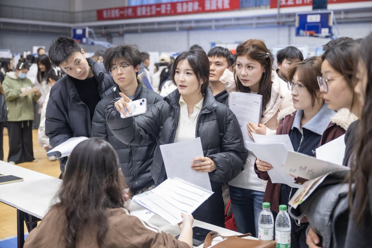 ZhiZi51496's tweet photo. Spring job fair season is here. Fresh faces, big dreams — ready to step into the future. 🌱
#JobFair #CampusRecruitment #GraduateHiring #FutureLeaders #Spring2026 https://t.co/2J9V3bmYpd