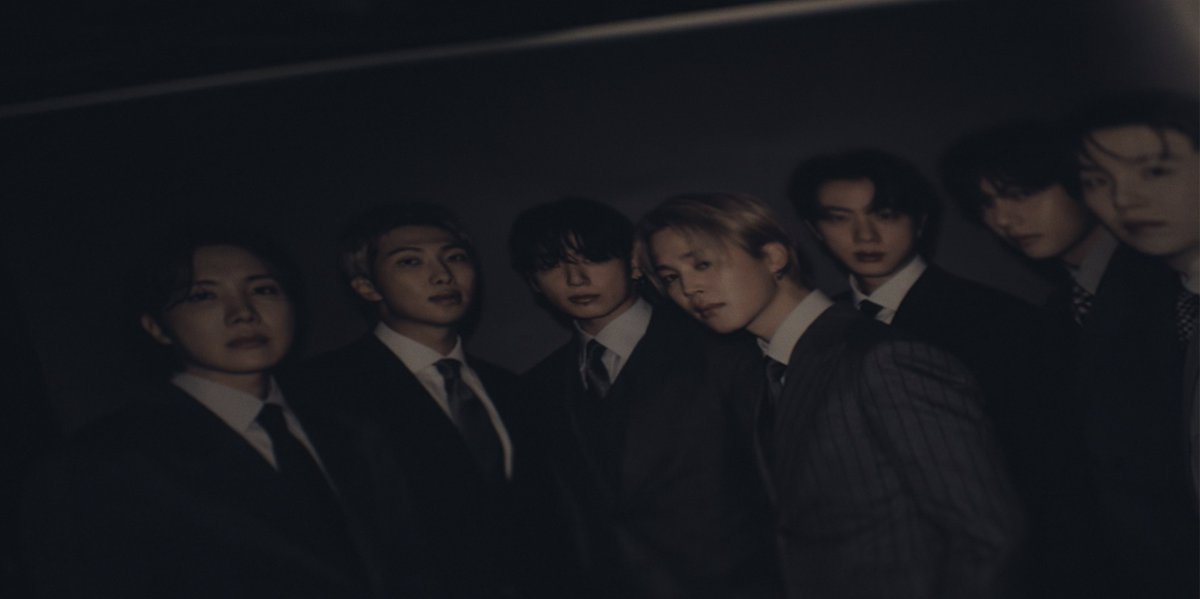 “ลำพังชื่อของวง #BTS ก็เหมือนกับมงกุฏที่งดงามและยิ่งใหญ่ บางครั้งก็หนักจนแทบจะแบกไว้ไม่ไหว บางครั้งก็น่ากลัว ถึงจะมีทั้งความทุกข์ และความรู้สึกต่าง ๆ นานา แต่สุดท้ายแล้วก็จะจบลงด้วยรอยยิ้ม เพราะ #BTS ไม่ได้ตัวคนเดียว พวกเราทั้งเจ็ดคนยังได้เดินบนเส้นทางนี้ไปด้วยกัน