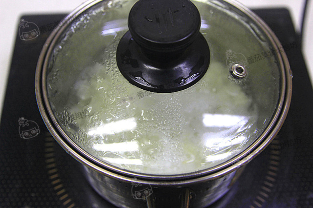 iamokorie1's tweet image. "Dusted flour, warm ovens, and the perfect golden crust—baking isn’t just a recipe, it’s a cozy hug in every batch.  #BakeWithJoy #HomeBakingMagic"