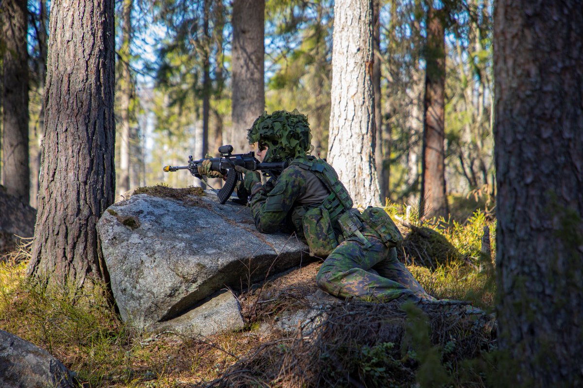 Karjalan lennoston Suojausyksikön 1.Suojauskomppania järjesti suojausharjoituksen 24.-26.3.2026 Rissalan tukikohdan sekä Uuhimäki - Honkamäki -alueilla. Harjoitukseen osallistui saapumiserien 2/25 ja 1/26 varusmiehiä sekä 1.Suojauskomppanian henkilökuntaa. 
#karlsto #ilmavoimat