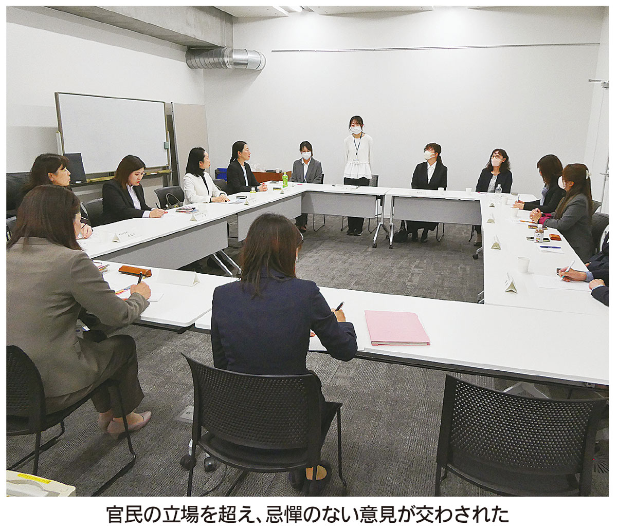 #水戸市 の女性技術職員で構成する水戸いちりん会は19日、水戸市建設業協同組合に所属する女性取締役・技術者との交流会を開催。同組合から10社が参加、官民の女性同士が建設業界における女性技術者の定着促進や、職場環境の改善や活性化の課題について、これまでの経験を共有しながら意見を交わした。